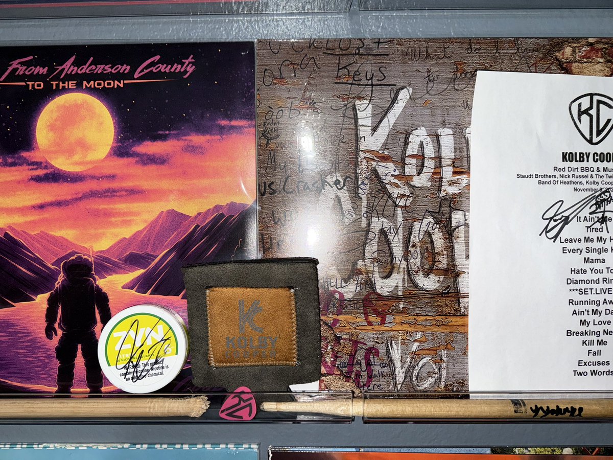 keepitsavage76's tweet photo. Shout out to @KolbyCooper_ and @loganjahnke_ for putting on a badass show tonight in CC. P.S. thanks for the awesome add ons to my vinyl wall!!🤘🏽🤘🏽 https://t.co/SWuS6Z6whg