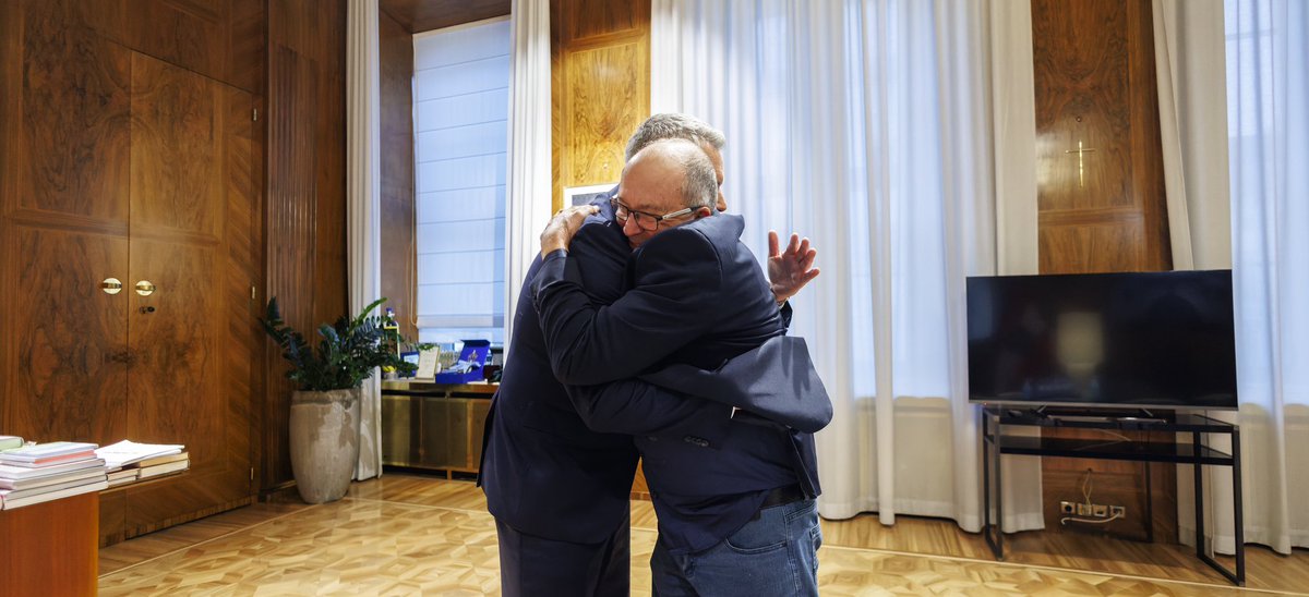 Ich bin zutiefst erleichtert und überglücklich, dass Tal Shoham nach mehr als 500 Tagen in Gefangenschaft heute freigelassen wurde und in Kürze mit seiner Familie - seiner Frau, seinen Kindern und seinen Eltern - wiedervereint ist.
 
Seit dem 7. Oktober 2023 haben wir gemeinsam