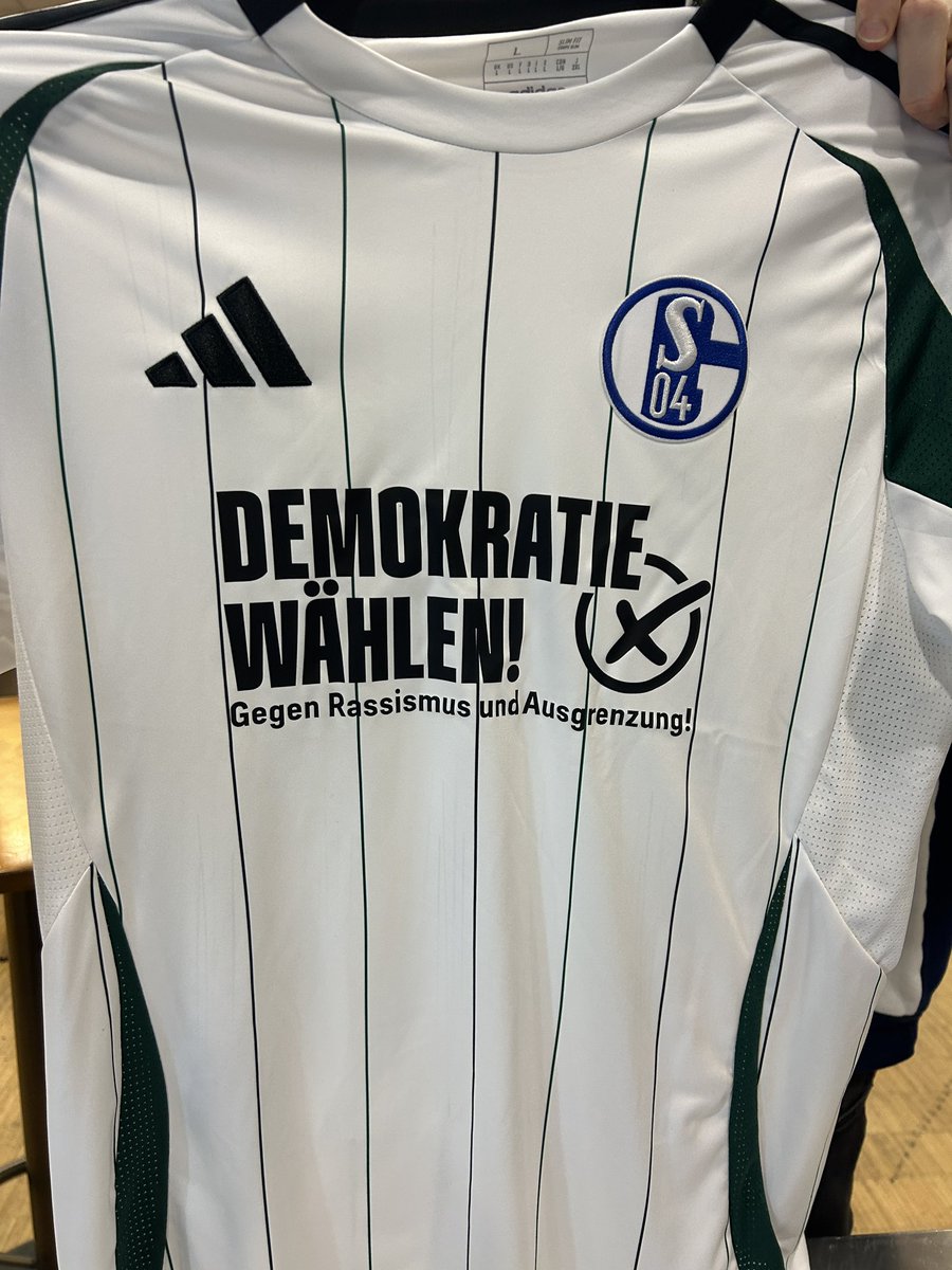 Das ist gesunder Menschenverstand und kein politisches Statement! Danke Schalke 04! In den Farben getrennt, in der Sachen vereint!
