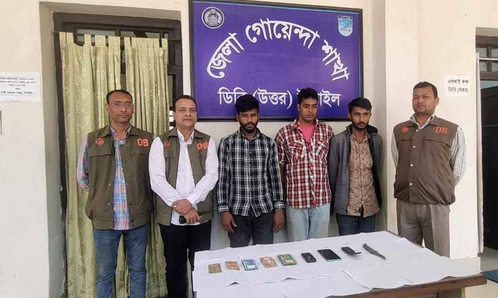 বাসে ডাকাতি ও শ্লীলতাহানির ঘটনায় গ্রেপ্তার ৩, লুণ্ঠিত ফোন-টাকা উদ্ধার