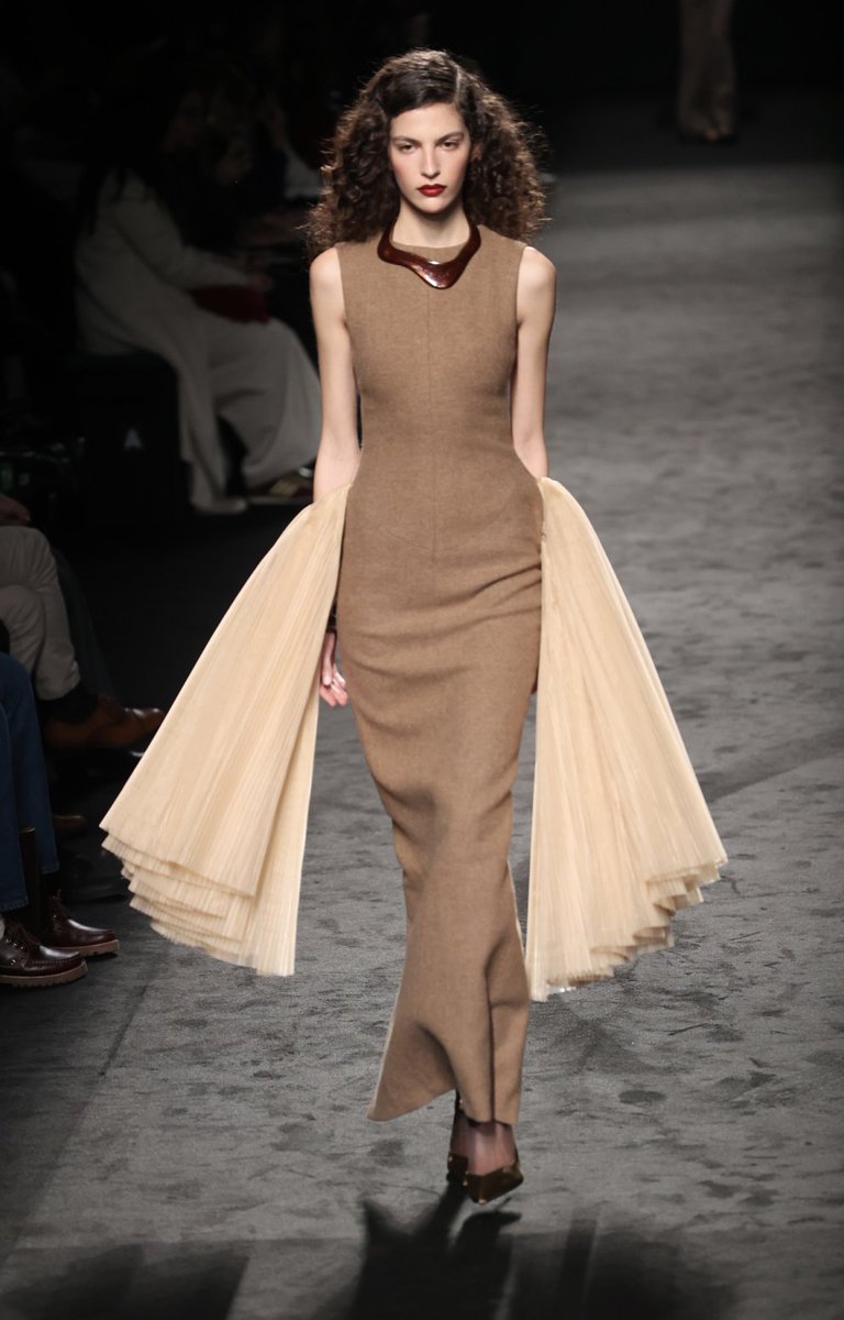 #BuenosDías. 👗🧵 Enhorabuena al joven diseñador vallisoletano de #Tordesillas, <a href="/barolucasbl/">Baro Lucas</a> que cumplió su sueño de desfilar en la <a href="/MBFWMadrid/">MBFWMadrid</a>, inaugurando la pasarela de este 2025.

↪️ Un debut exitoso para su colección ‘Aeterna Fall 2026’ donde refleja, según sus palabras, 'la