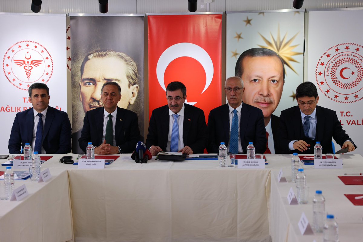 📌 Bir dizi programlara katılmak üzere ilimize teşrif eden Cumhurbaşkanı Yardımcımız Sayın Dr. Cevdet Yılmaz’ı  karşıladık, akabinde Bingöl Afet Hazırlık Toplantısına katıldık. 
<a href="/_cevdetyilmaz/">Cevdet Yılmaz</a> <a href="/ahusta07/">Dr. Ahmet Hamdi USTA</a> <a href="/FeyziBerdibek1/">Feyzi Berdibek🇹🇷</a> <a href="/Korkutata_Zeki/">Zeki Korkutata</a> <a href="/yilmaz_seven/">Av. Yılmaz SEVEN</a>
