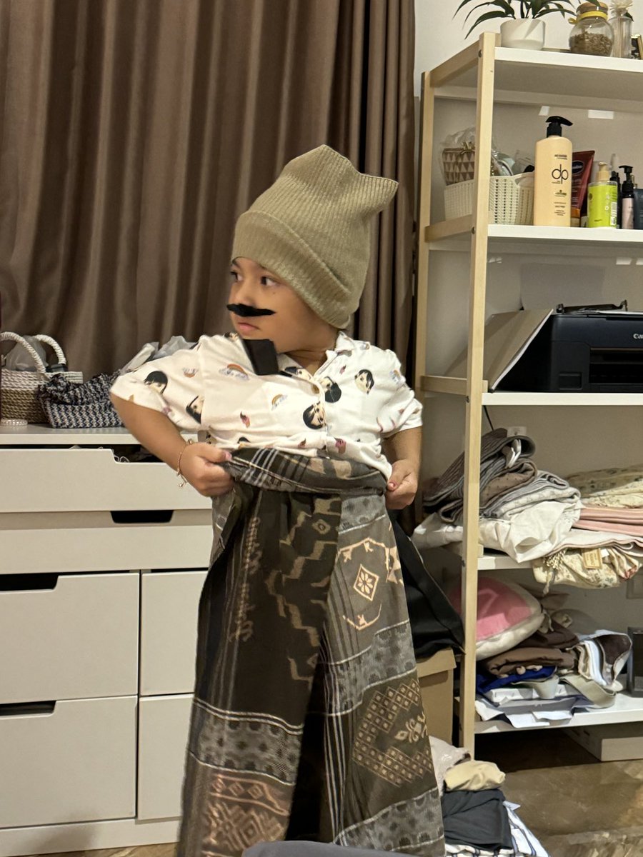 Ma aku lagi ga pengen pake mukenah solatnya, mau kayak ayah.