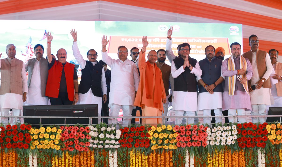 CMOfficeUP's tweet photo. #UPCM @myogiadityanath ने आज लखीमपुर-खीरी में गोला गोकर्णनाथ शिव मंदिर कॉरिडोर के निर्माण कार्य का शिलान्यास किया।

मुख्यमंत्री जी ने इस अवसर पर ₹1,622 करोड़ की 373 विकास परियोजनाओं का लोकार्पण/शिलान्यास भी किया। https://t.co/v4zXBtV6wj