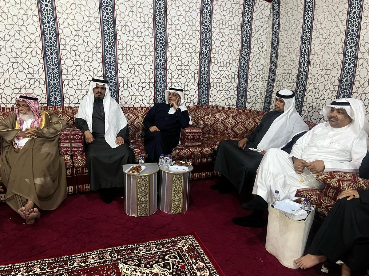 Godaidnews's tweet photo. بحضور عدد من المشايخ والوجهاء ؛ أقام الشيخ حضيض بن أحمد الجغثمي مساء أمس الجمعة 1446/8/22 هـ بمجلسه العامر بحي البريكة بـ #وادي_قديد ، مأدبة عشاء تكريما واحتفاء بالشيخ عبد العزيز محمد بركة بن مبيريك. https://t.co/K8VSRCMbo3