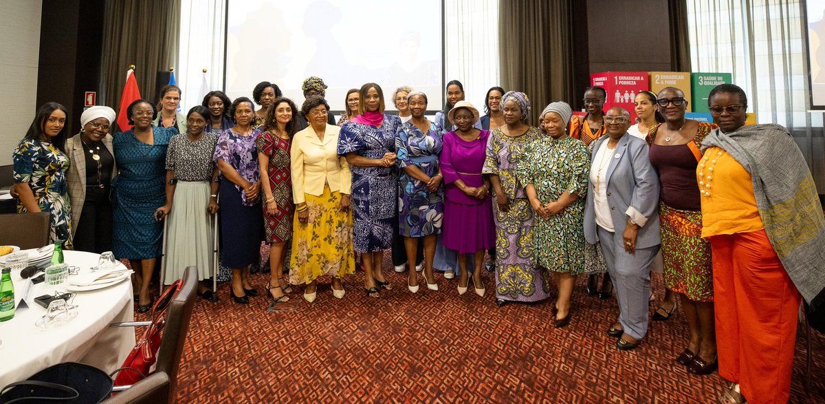 Honoured to meet Ms. <a href="/ahunnaeziakonwa/">Ahunna Eziakonwa</a> at a Women Leaders Dialogue. As a proud #AfYWL Fellow, I was inspired by her insights on mentoring future women leaders and how the #AfYWL initiative, a <a href="/UNDP/">UN Development</a> program, is driving impact in this regard. 

#WomenLeaders #SDG5 #GenderEquality