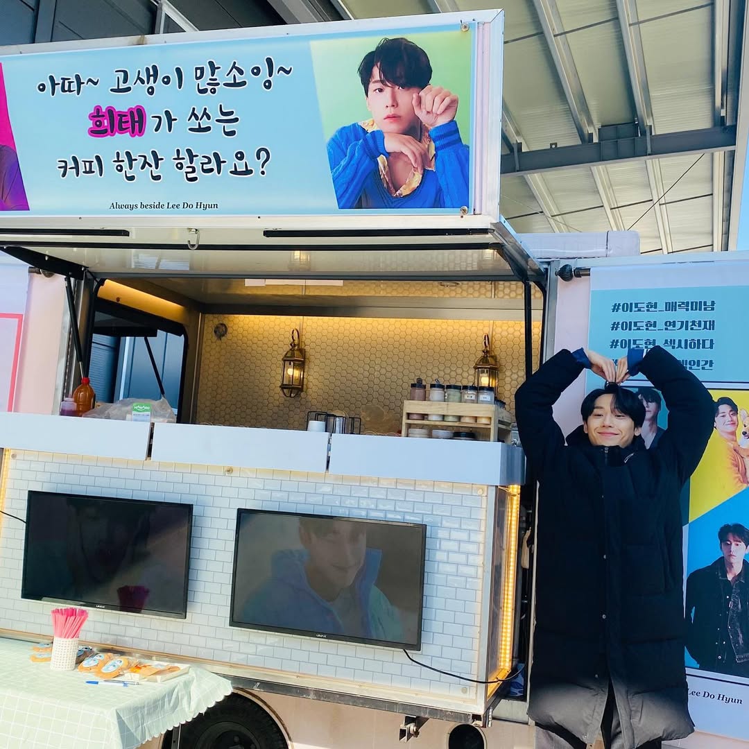 Dozyun's tweet image. 저를 응원해 주시고 푸드트럭을 보내 주셔서 감사합니다. 당신의 친절과 배려에 진심으로 감사드립니다. 당신의 지원이 저에게 큰 힘이 되었습니다.