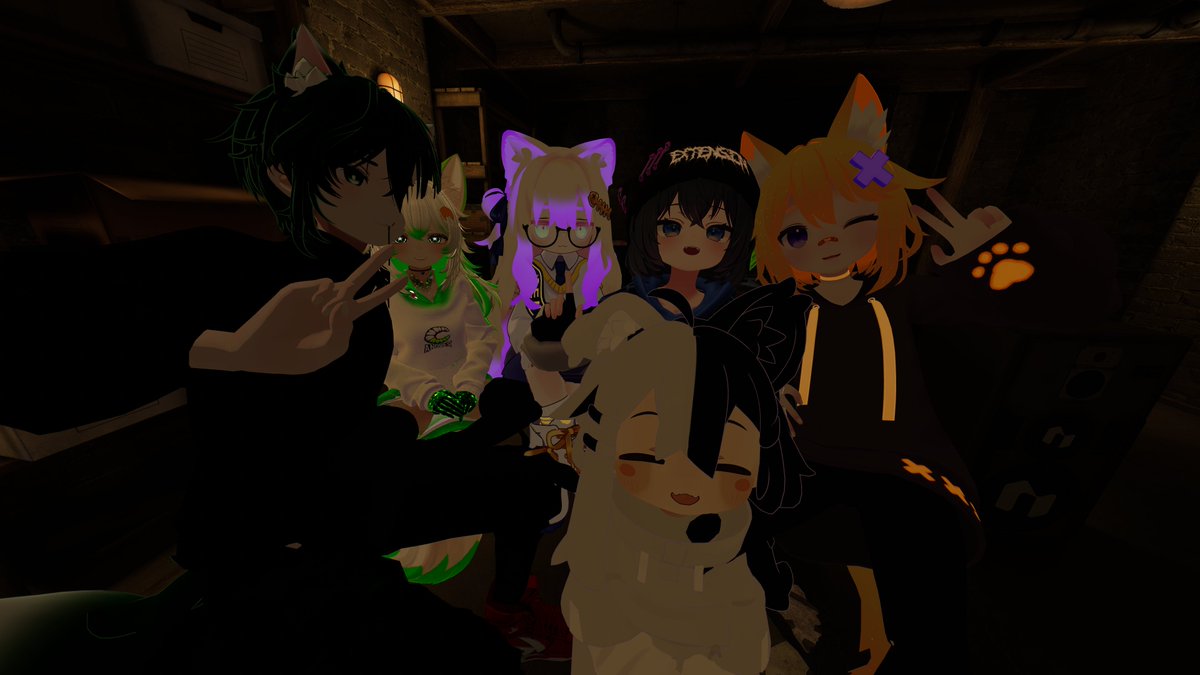 AGinnsh's tweet photo. Creo que desde que tengo las Quest 3, no he llegado a subir nada de nada de VR aca jajajaja, asi que para darle inicio a esto, nada mejor que subir una foto con amigos en VR pasandomela de lo mejor con ellos, se les quiere mucho hermosos🦊🧡 https://t.co/96jjamNokX