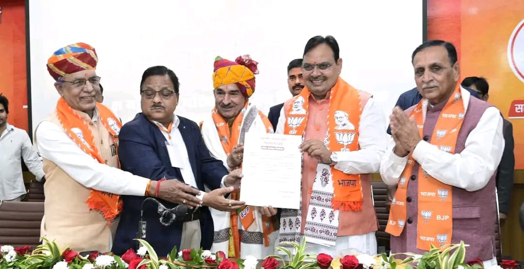 BJP4Rajasthan's tweet photo. भारतीय जनता पार्टी, राजस्थान के प्रदेश अध्यक्ष पद पर श्री @madanrrathore को पुन: निर्वाचित होने पर हार्दिक बधाई एवं शुभकामनाएं। साथ ही, प्रदेश के समस्त नवनिर्वाचित राष्ट्रीय परिषद सदस्यों को भी शुभकामनाएं।

इस दौरान कार्यक्रम में केंद्रीय पर्यवेक्षक एवं गुजरात के पूर्व मुख्यमंत्री श्री @vijayrupanibjp, मुख्यमंत्री श्री @BhajanlalBjp, प्रदेश प्रभारी डॉ. @AgrawalRMD, पूर्व मुख्यमंत्री श्रीमती @VasundharaBJP, उपमुख्यमंत्री श्रीमती @KumariDiya एवं डॉ. @DrPremBairwa, केंद्रीय मंत्री श्री @gssjodhpur, प्रदेश चुनाव अधिकारी श्री @npanchariyabjp सहित मंत्रीगण, पूर्व प्रदेश अध्यक्ष, जनप्रतिनिधिगण, पदाधिकारी एवं बड़ी संख्या में कार्यकर्ता उपस्थित रहे।