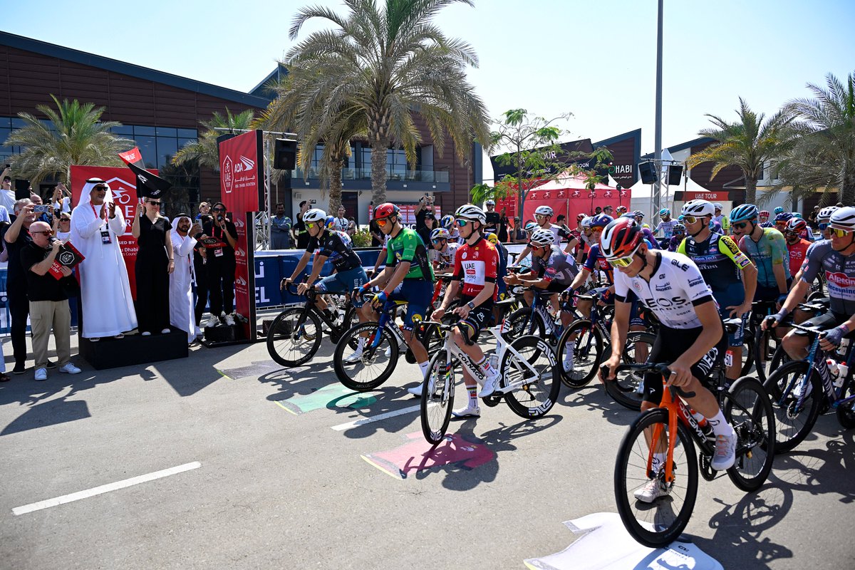 AbuDhabiSC's tweet photo. انطلقت مرحلة مدن (السادسة وقبل الأخيرة) من #طواف_الإمارات 2025 من نادي أبوظبي للدراجات في جزيرة الحديريات، مروراً بأبرز معالم العاصمة #أبوظبي، ولمسافة إجمالية تصل إلى 165 كلم. https://t.co/J7Wu56rLxV