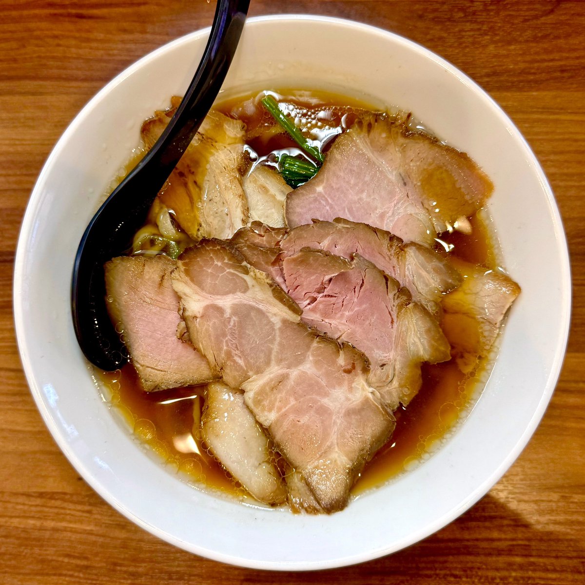 純手打ち だるま @中野富士見町
チャーシューめん(中盛り)¥1350

スープは煮干しや節の魚介を鶏が支える懐かしく優しい味わい。手揉みの平打ち太麺は啜るとピロピロ、多加水でぷるんと口の中で踊るような楽しい食感！チャーシューは豚肩ロースと豚バラがたっぷりでボリューミー！ご馳走様でした！