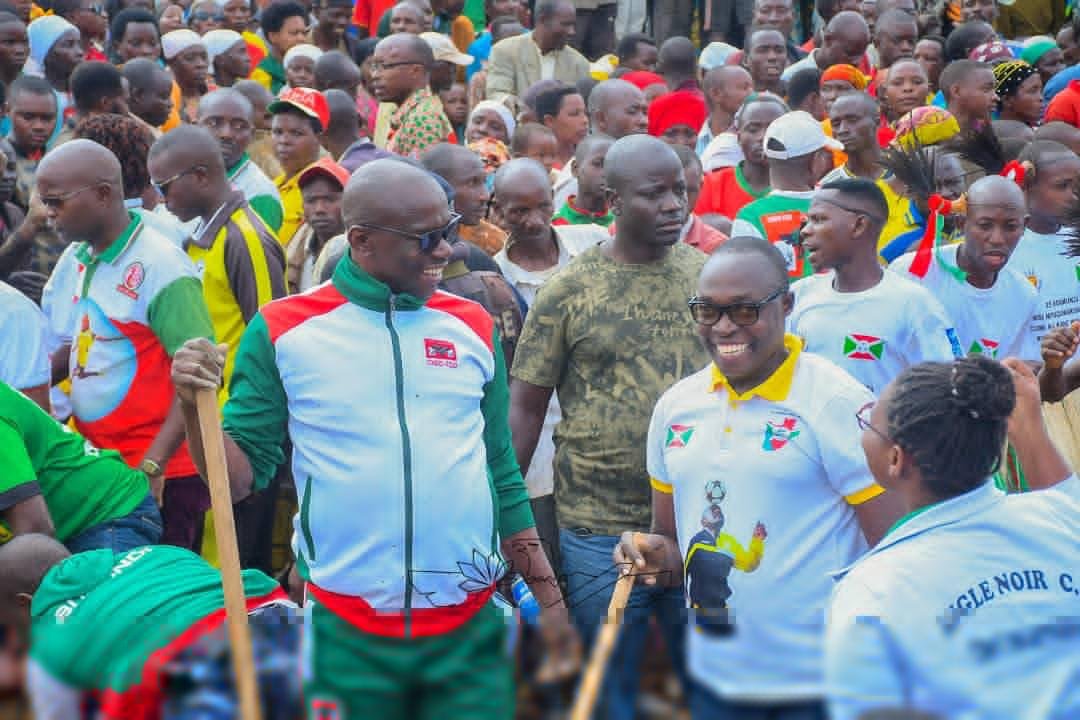 Toujours les samedis, ce sont des travaux communautaires ! 💪 Construire un pays prospère est dans le sang des Bagumyabanga du <a href="/CnddFdd/">CNDD-FDD</a>. Le développement durable exige un travail acharné.  Merci aux autorités du pays pour leur exemple inspirant ! <a href="/bbcgahuza/">BBC News Gahuza</a> <a href="/RadiyoyacuVOA/">Radiyoyacu VOA</a>