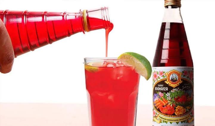 EvilNawab's tweet photo. Har guzarta din humein Rooh Afza k kareeb leja raha hai .. https://t.co/VD80PcIjxB