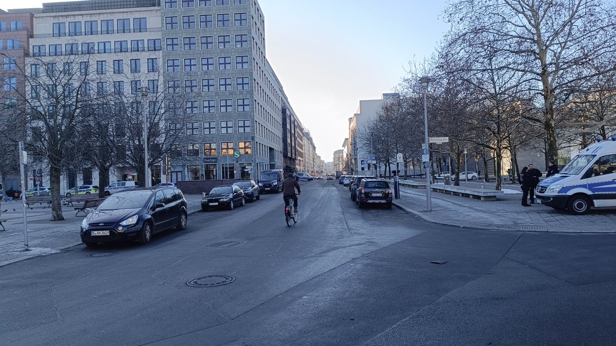 DerCptn's tweet photo. #b2202 Rund um den Bahnhof Friedrichstraße und dem Fascho-Demoplatz alles voll mit Cops und gegittert. https://t.co/WMruUUeGeU