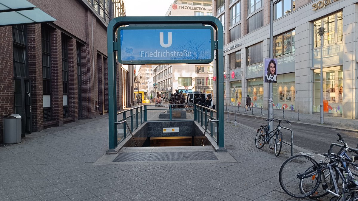 DerCptn's tweet photo. #b2202 Rund um den Bahnhof Friedrichstraße und dem Fascho-Demoplatz alles voll mit Cops und gegittert. https://t.co/WMruUUeGeU