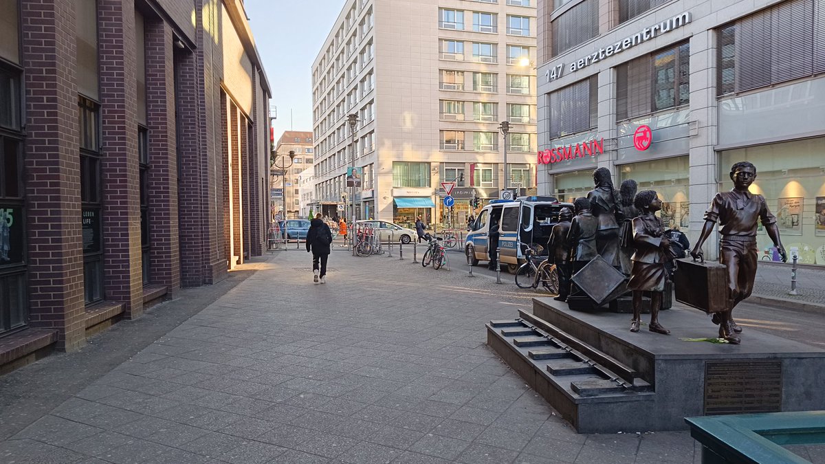 DerCptn's tweet photo. #b2202 Rund um den Bahnhof Friedrichstraße und dem Fascho-Demoplatz alles voll mit Cops und gegittert. https://t.co/WMruUUeGeU