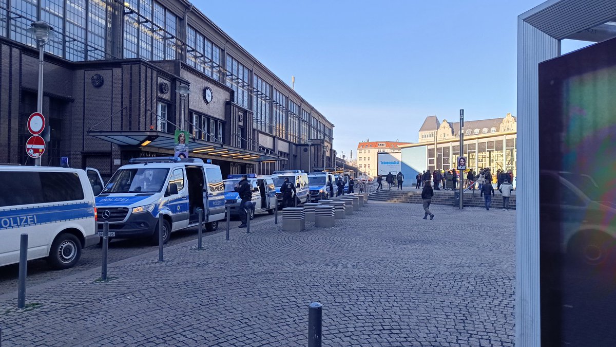 #b2202 Rund um den Bahnhof Friedrichstraße und dem Fascho-Demoplatz alles voll mit Cops und gegittert.