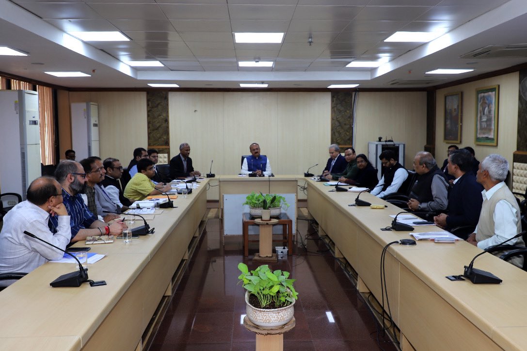 ashishsood_bjp's tweet image. आज दिल्ली के गृह मंत्री के रूप में कार्यभार संभाला और गृह विभाग के अधिकारियों के साथ पहली महत्वपूर्ण बैठक की। इस बैठक में कानून-व्यवस्था को सुदृढ़ करने, और प्रशासनिक प्रक्रियाओं को अधिक प्रभावी बनाने पर चर्चा हुई।

मैं यह सुनिश्चित करूंगा कि गृह विभाग पूरी पारदर्शिता और…