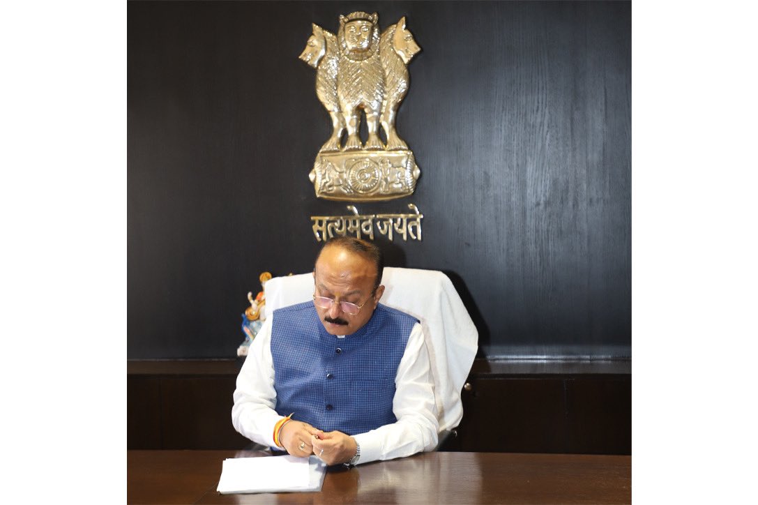 ashishsood_bjp's tweet image. आज दिल्ली के गृह मंत्री के रूप में कार्यभार संभाला और गृह विभाग के अधिकारियों के साथ पहली महत्वपूर्ण बैठक की। इस बैठक में कानून-व्यवस्था को सुदृढ़ करने, और प्रशासनिक प्रक्रियाओं को अधिक प्रभावी बनाने पर चर्चा हुई।

मैं यह सुनिश्चित करूंगा कि गृह विभाग पूरी पारदर्शिता और…