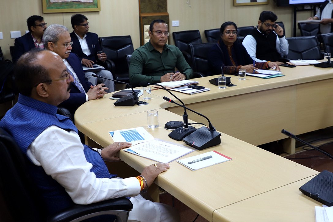 ashishsood_bjp's tweet image. आज दिल्ली के गृह मंत्री के रूप में कार्यभार संभाला और गृह विभाग के अधिकारियों के साथ पहली महत्वपूर्ण बैठक की। इस बैठक में कानून-व्यवस्था को सुदृढ़ करने, और प्रशासनिक प्रक्रियाओं को अधिक प्रभावी बनाने पर चर्चा हुई।

मैं यह सुनिश्चित करूंगा कि गृह विभाग पूरी पारदर्शिता और…