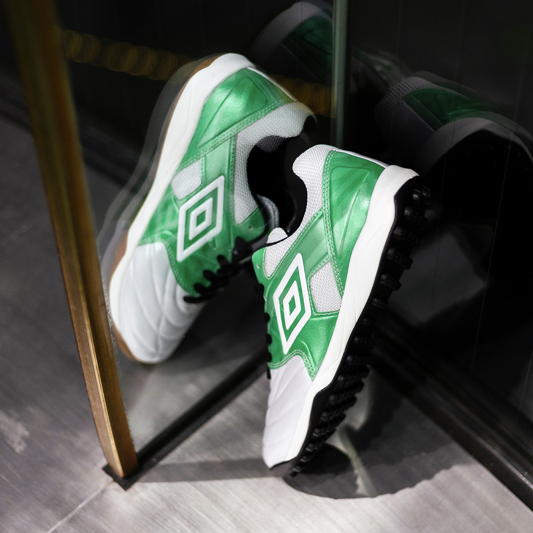 umbro『アクセレイター TR EX WIDE』シリーズの2025年春夏モデルに