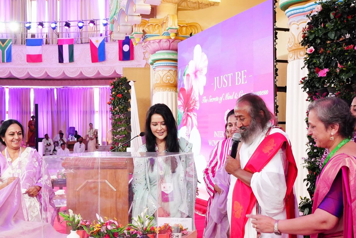 fadnavis_amruta's tweet photo. An insightful meeting with @Gurudev at Art of Living in #Bengaluru during my visit at the 10th International Women’s Conference organised by @ArtofLiving International Centre in Bengaluru . 
Also , had the privilege to inaugurate ‘Food Festival’ at the conference , along with Gurdev !