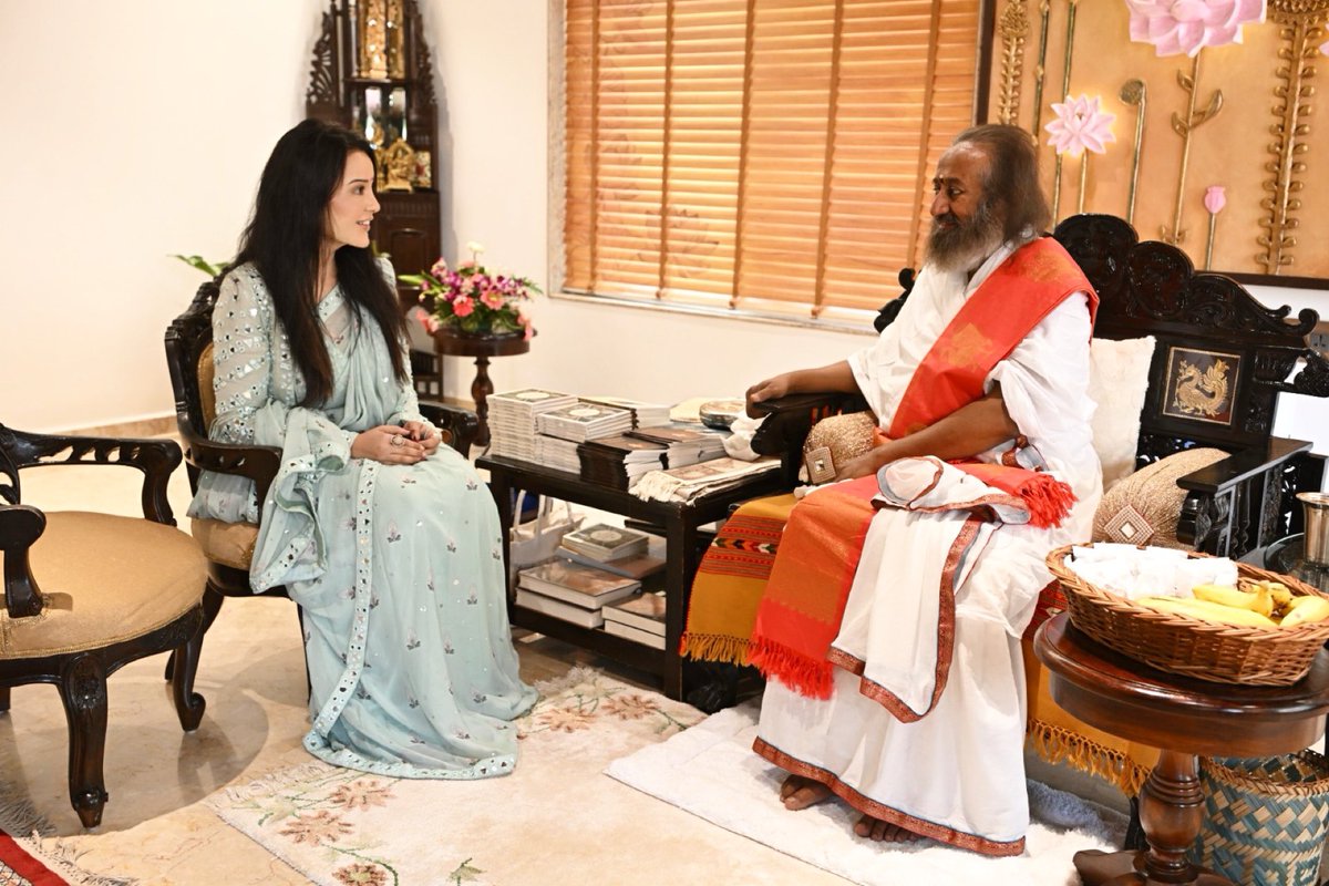 fadnavis_amruta's tweet photo. An insightful meeting with @Gurudev at Art of Living in #Bengaluru during my visit at the 10th International Women’s Conference organised by @ArtofLiving International Centre in Bengaluru . 
Also , had the privilege to inaugurate ‘Food Festival’ at the conference , along with Gurdev !