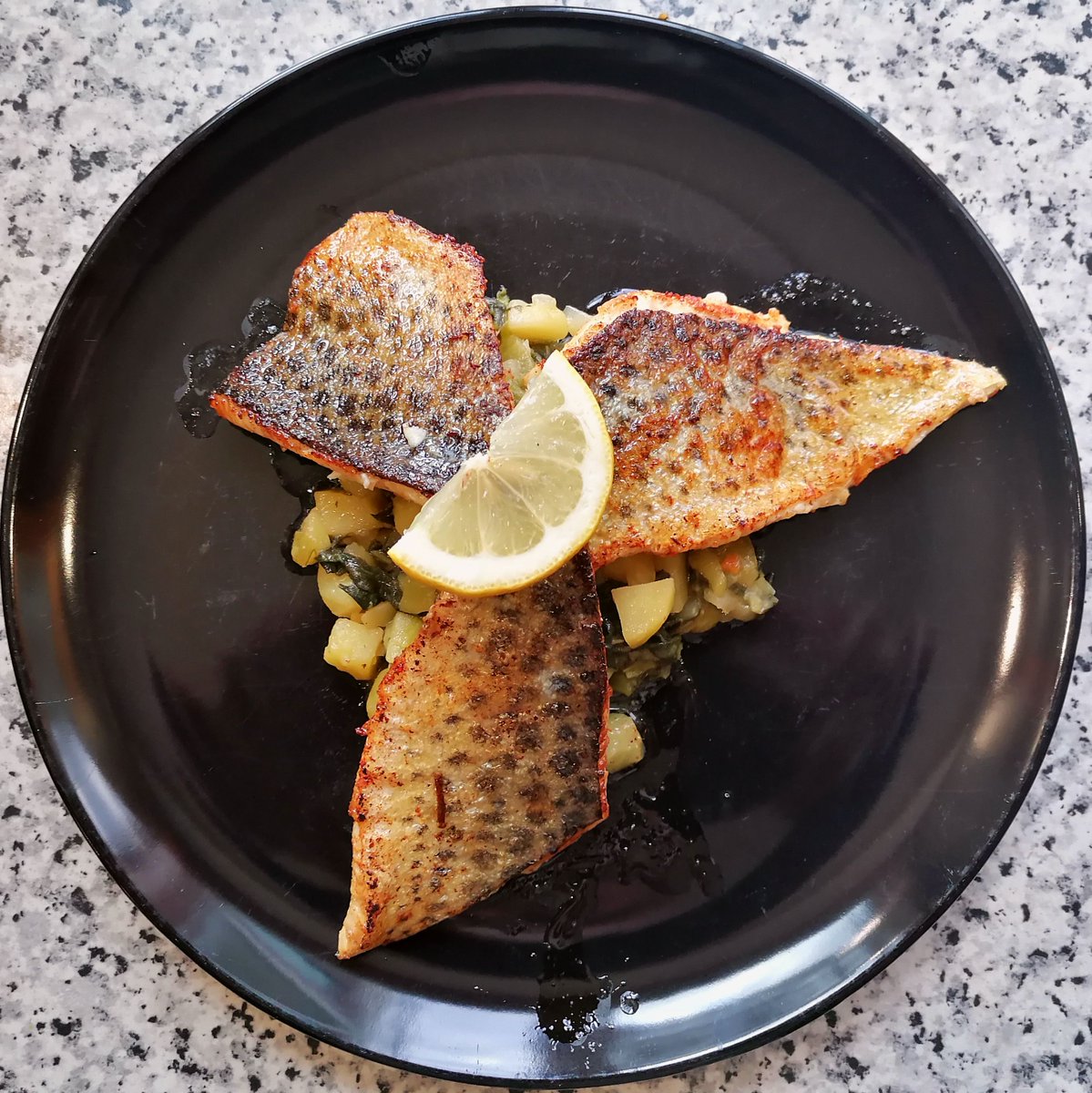MikeKocht's tweet photo. Altbewährte #Fisch Küche heute, wenn auch mit "Ersatzprodukten"
#Saibling gab der Markt gestern her.
#Blitva (heißt ja #Mangold) diesmal aber mit #Spinat
Schmeckt aber "trotzdem" ;-)
https://t.co/59UrJ2MsBB https://t.co/A8trUvBgi6
