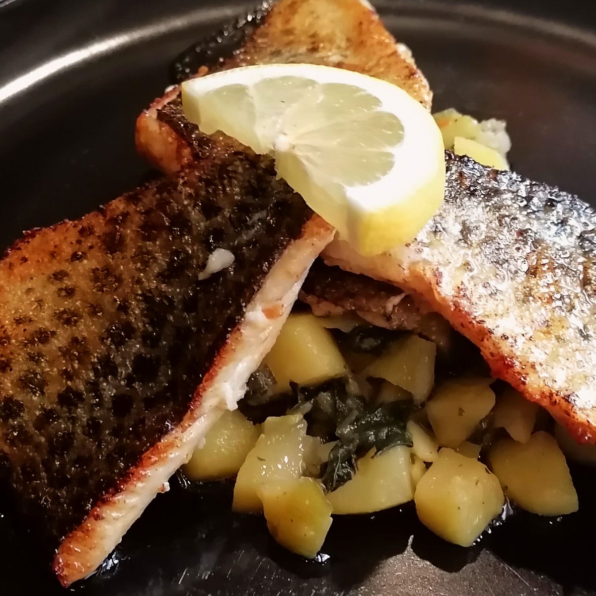 MikeKocht's tweet photo. Altbewährte #Fisch Küche heute, wenn auch mit "Ersatzprodukten"
#Saibling gab der Markt gestern her.
#Blitva (heißt ja #Mangold) diesmal aber mit #Spinat
Schmeckt aber "trotzdem" ;-)
https://t.co/59UrJ2MsBB https://t.co/A8trUvBgi6