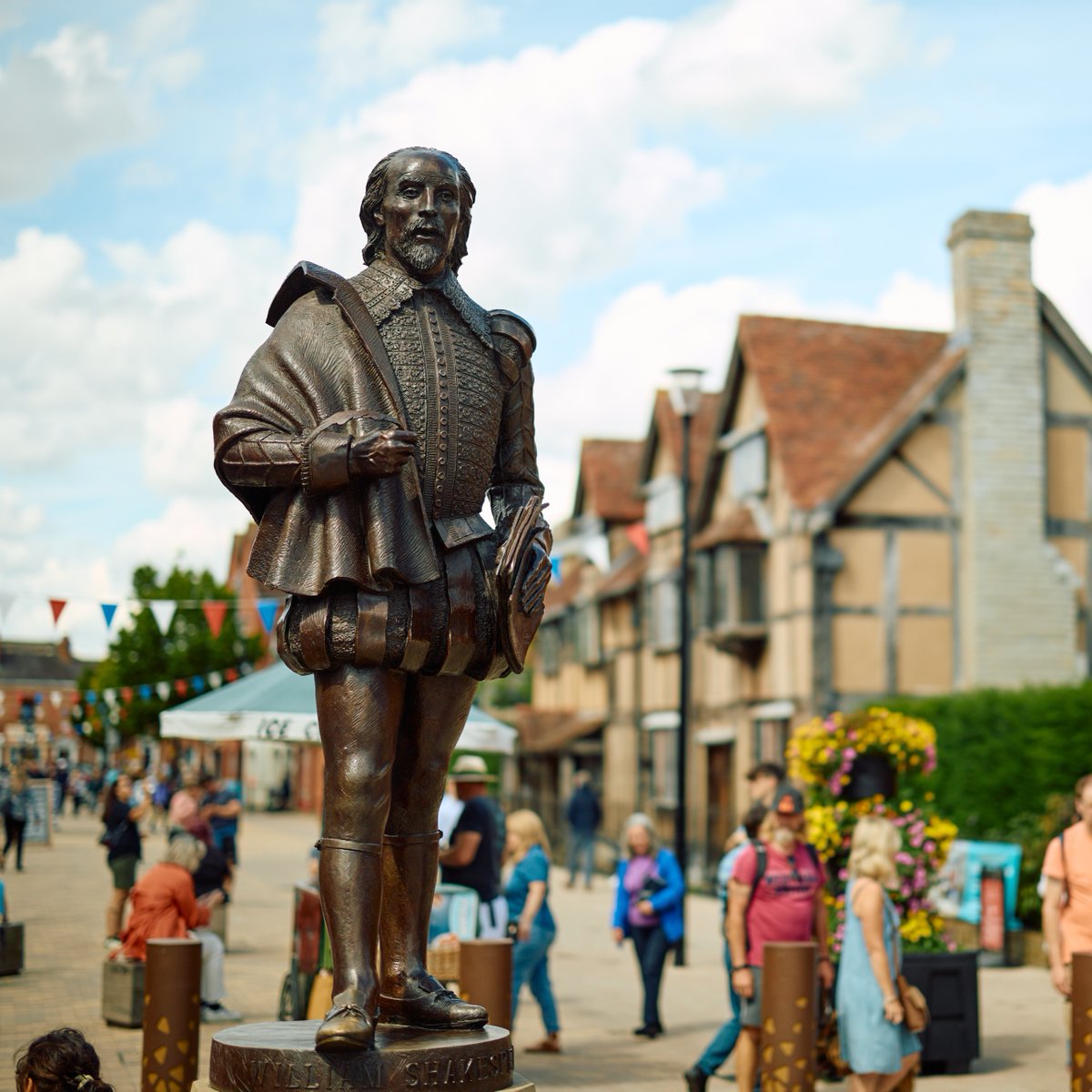 ShakespeareBT's tweet photo. You're invited to William Shakespeare’s 461st birthday party ✉️🎂   

📆 26 April 
📍 Henley Street, Stratford-upon-Avon

We're celebrating Shakespeare’s female characters with a silent disco inspired by the heroes and anti-heroes found in his plays 🎧🕺 https://t.co/sdW3hTDDG8 https://t.co/SOvSEiqqB2