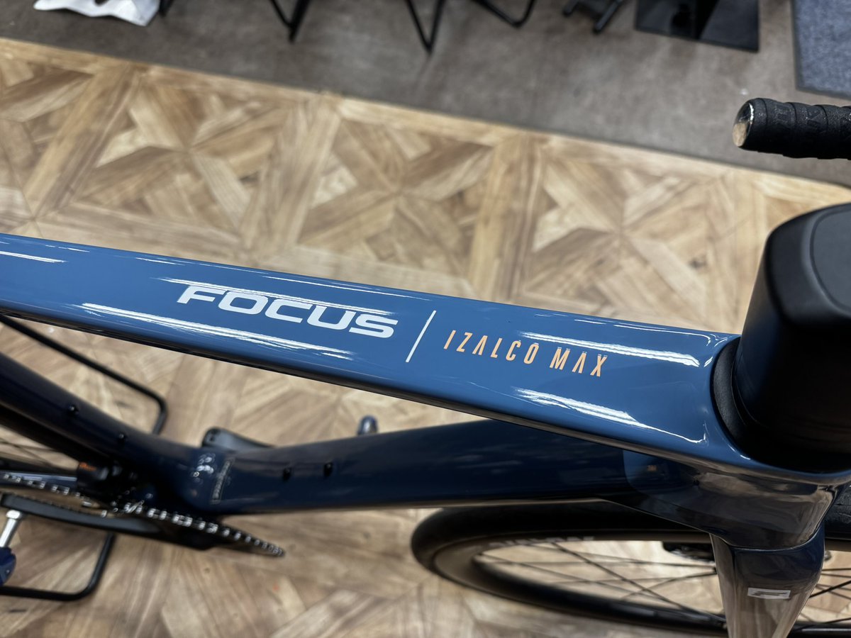 monjirou_FX's tweet photo. FOCUS IZALCO  MAX9 Di2 納車しました
初めてのハイエンドバイクになります
早く走りに行きたいです…😆🚴‍♀️
#ロードバイク #バイシクルセオ
#FOCUS #IZALCO https://t.co/Py9Wk1MlFP