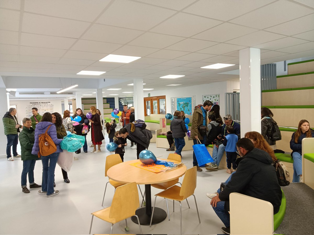 esantapau's tweet image. Preparados en el @ceipgonzalo para la Lego League Explore en #muchomasquerobot #FLLSpain #FllMadrid @universidadcjc más nervios entre los padres que entre los niños. Mañanitas de ciencia