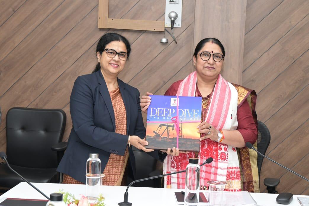 OilIndiaLimited's tweet photo. The Hon’ble Vice Chairperson of the National Commission for Safai Karamcharis,  Smt. Anjna Panwar visited the Field Headquarters of Oil India Limited in Duliajan and presided over a significant meeting attended by senior officials of OIL, Safai Karamcharis, and their respective contractors.
During the meeting, Smt. Panwar underscored the Hon’ble PM Shri Narendra Modi’s steadfast commitment to the welfare of Safai Karamcharis and his deep appreciation for their invaluable contributions to society and the nation.
She highlighted the pivotal role played by Safai Karamcharis in advancing the objectives of the Swachh Bharat Mission and lauded their relentless efforts in maintaining sanitation.
Smt. Panwar also commended the comprehensive benefits provided under the Swachh Sewa Samman Scheme, launched under the Hon’ble PM’s leadership, which recognizes the dedication and hard work of Safai Karamcharis. She further emphasized the Hon’ble PM's heartfelt acknowledgement of their extraordinary sacrifices, particularly during the COVID-19 pandemic, where they risked their lives to ensure cleanliness and hygiene.
Key issues concerning the well-being and rights of Safai Karamcharis were discussed during the meeting, including timely wage payments, monthly pay slips and deductions, provision of uniforms and identity cards, annual health check-ups, CSR and other welfare initiatives. Various government schemes aimed at benefitting Safai Karamcharis were also reviewed. Smt. Panwar actively interacted with the Safai Karamcharis, addressing their concerns and assuring them of necessary measures to enhance their quality of life. She reiterated the government's commitment to their safety, well-being, and professional growth.
Additionally, the Smt. Panwar attended the exhibition held on the 66th Foundation Day of OIL, showcasing various CSR initiatives and also learning about the operations of OIL. She lauded OIL’s efforts on CSR and appreciated the various projects undertaken.
#SwabhavSwachhata #SanskaarSwachhata #OilIndiaLimited #OILCSR #OILCSRTouchingLives #SafaiKaramchari

@PetroleumMin | @CMOfficeAssam | @HardeepSPuri | @himantabiswa | @TheSureshGopi |  @ncsk_mosje_goi  | @anjna_panwar | @MSJEGOI