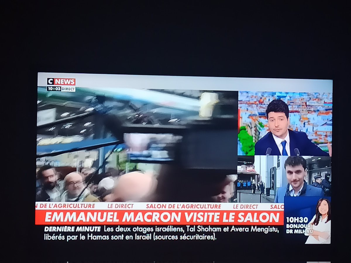 Elisaperei46275's tweet photo. Quelle honte, Macron a privatisé le Hall 1 du #SDA et les visiteurs sont donc dehors à attendre que Monsieur finisse sa visite ! Un exposant qui était sorti n a pas pu revenir à cause de l'important dispositif de sécurité. Il a peur on dirait. #HDproWE https://t.co/RoyeVHEYfV