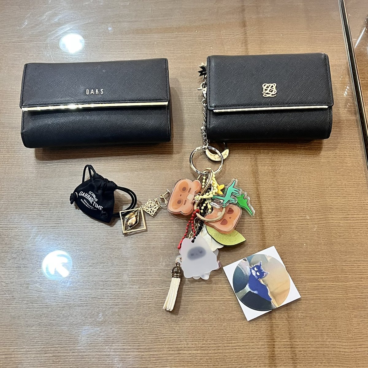 🎞️분실물 안내

분실물 안내드립니다.🙇🏻‍♀️ 

•지갑 2개, 작뿡 인형 가방, 고양이 스티커 

분실물의 주인께서는 연락 부탁드리겠습니다!