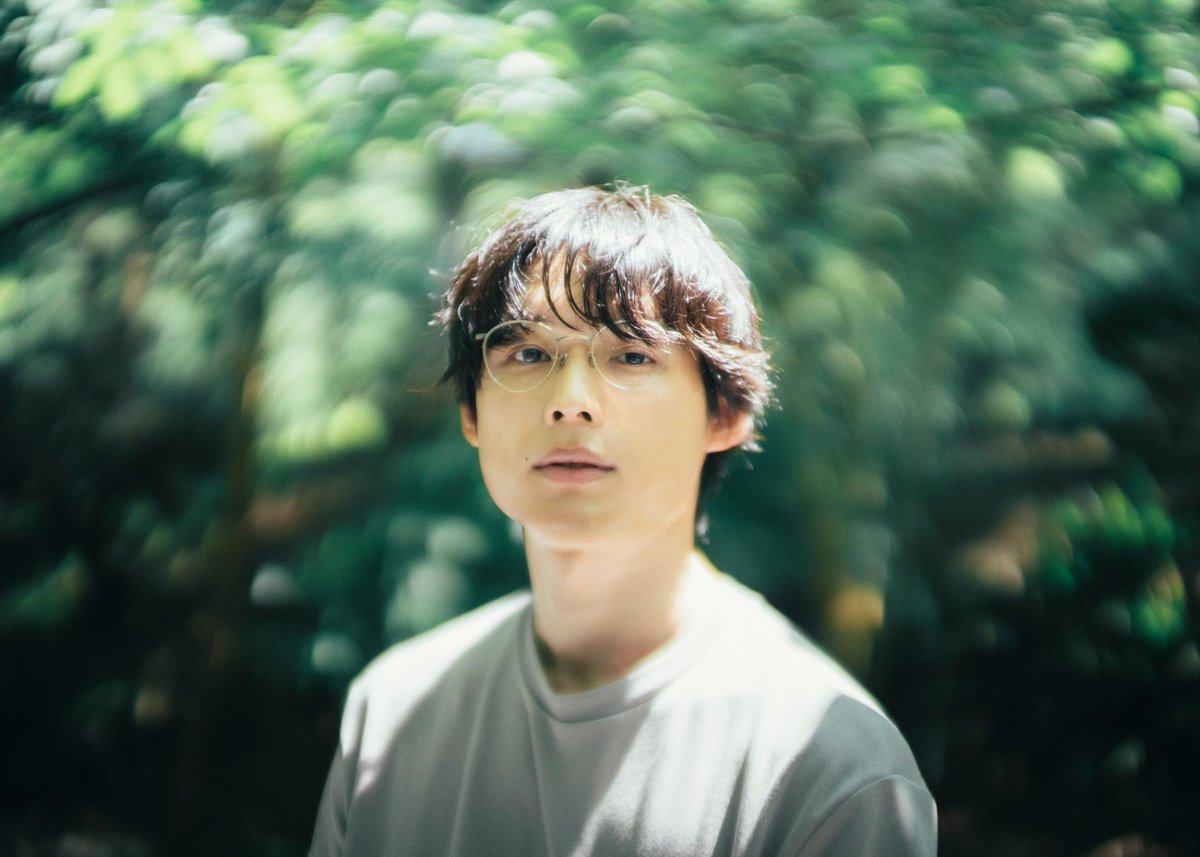 choro__ko's tweet photo. 『#映画ファーストキス　1ST KISS』
鑑賞感想文〜松村北斗特化編〜

【松村北斗がやばい件について】

松村北斗がやばい、、、やばいやばい

松村北斗しかもう信じられない

何だこの人は、、、
好きにならないなんて無理だろ、、、、

画面に登場してきたところからもう一目惚れのような
何だろうこの気持ち、ずっと前から好きだったのかも？
もしかして私たち、、、、
と思わされる松村北斗の存在感

暑い夏にジャケット着て汗かいてる松村北斗

お酒飲めないのに飲んでむせる松村北斗

かき氷に誘ってくる松村北斗

謎の古代生物の話をする松村北斗

全部全部大好き

40代になってちょっとぽっちゃりしてるお腹も全部愛おしい

松村北斗すごすぎる
こんなに心奪われると思ってなかった

20代のカケルと40代のカケルの声のトーンの違いとかも素晴らしい天才俳優アイドル

全部のシーンが脳裏に焼き付いてしまって
またすぐに松村北斗に会いに行きたくなる
何回も見たい松村北斗すぎる

あまりにもやばすぎるので
SixTONESのYouTube見て
オールナイトニッポン聞いて
あ、そうだ、松村北斗ってこんな人だった
そーだそーだ、コミュ障発揮して、お、、、とか
なっちゃうような人だった
危ない危ない、騙されるところだった
中和された大丈夫だ
脳支配されてたけど普通に戻った

と思ってたのに

『撮影が終わったら私のことは忘れてください。通りすぎる風だと思って』
と言った松さんに

『風が吹くたびに思い出す方になりました。』
って答える松村北斗いて

俺はもう、、、、、、、

パン屋を見るたびに松村北斗を思い出してドキドキが止まらないんだよ！！！！！！！！！！！！！！！

お風呂入らないでソファーで寝てるから私のところにも来てよ！！！！
私の松村北斗どこ？？？？？？？

『お風呂入れる人〜』
あんなの2025年ナンバーワンキスシーンだろが！！！！
もう殿堂入りだよ！！！！！

何度も何度も松村北斗を思い出してしまう
囚われているようだ
時間が進んでいるのか戻っているのかも
もうわからない
現在過去未来はミルフィーユなら全部が今だし全部が過去だし全部が未来だ
松村北斗を現在過去未来ずっと好きだったんだな私は。

↑を要約すると
1ST KISS
良かったです。
見てください。