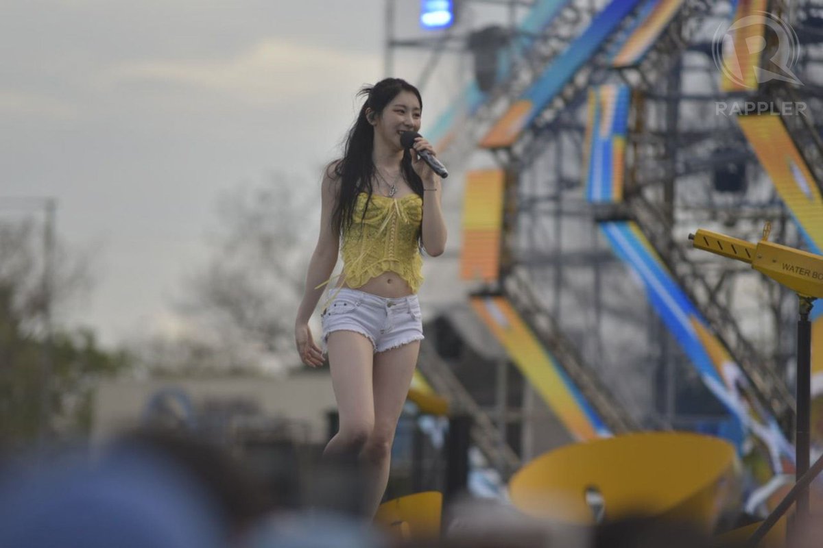 rapplerdotcom's tweet photo. South Korean singer Lee Chae-yeon wows her fans during the first day of the Waterbomb Festival in Manila on Saturday, February 22, as she performs a medley of IZ*ONE songs exclusively for her Filipino audience. #WATERBOMBMANILA2025 📸 Rob Reyes/Rappler https://t.co/bbKHjJpvdC https://t.co/VrkIov3btA