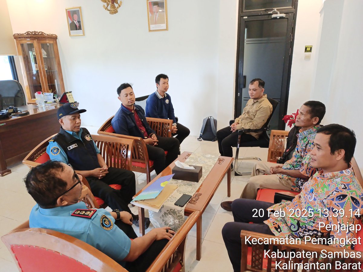 AdenRadianus's tweet photo. Kamis 20 Februari 2025
Kepala Dinas Perikanan Bengkayang bersama staf dan Penyuluh melakukan serah terima sertifikat SKN nelayan bersama kepala PPN Pemangkat yang telah dilakukan tahun 2024. https://t.co/5IrnddHZLQ