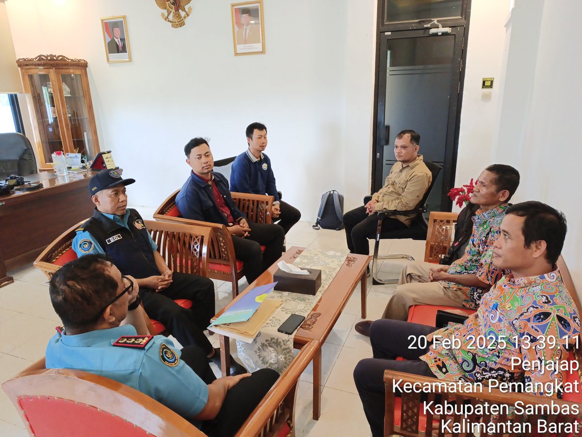 AdenRadianus's tweet photo. Kamis 20 Februari 2025
Kepala Dinas Perikanan Bengkayang bersama staf dan Penyuluh melakukan serah terima sertifikat SKN nelayan bersama kepala PPN Pemangkat yang telah dilakukan tahun 2024. https://t.co/5IrnddHZLQ
