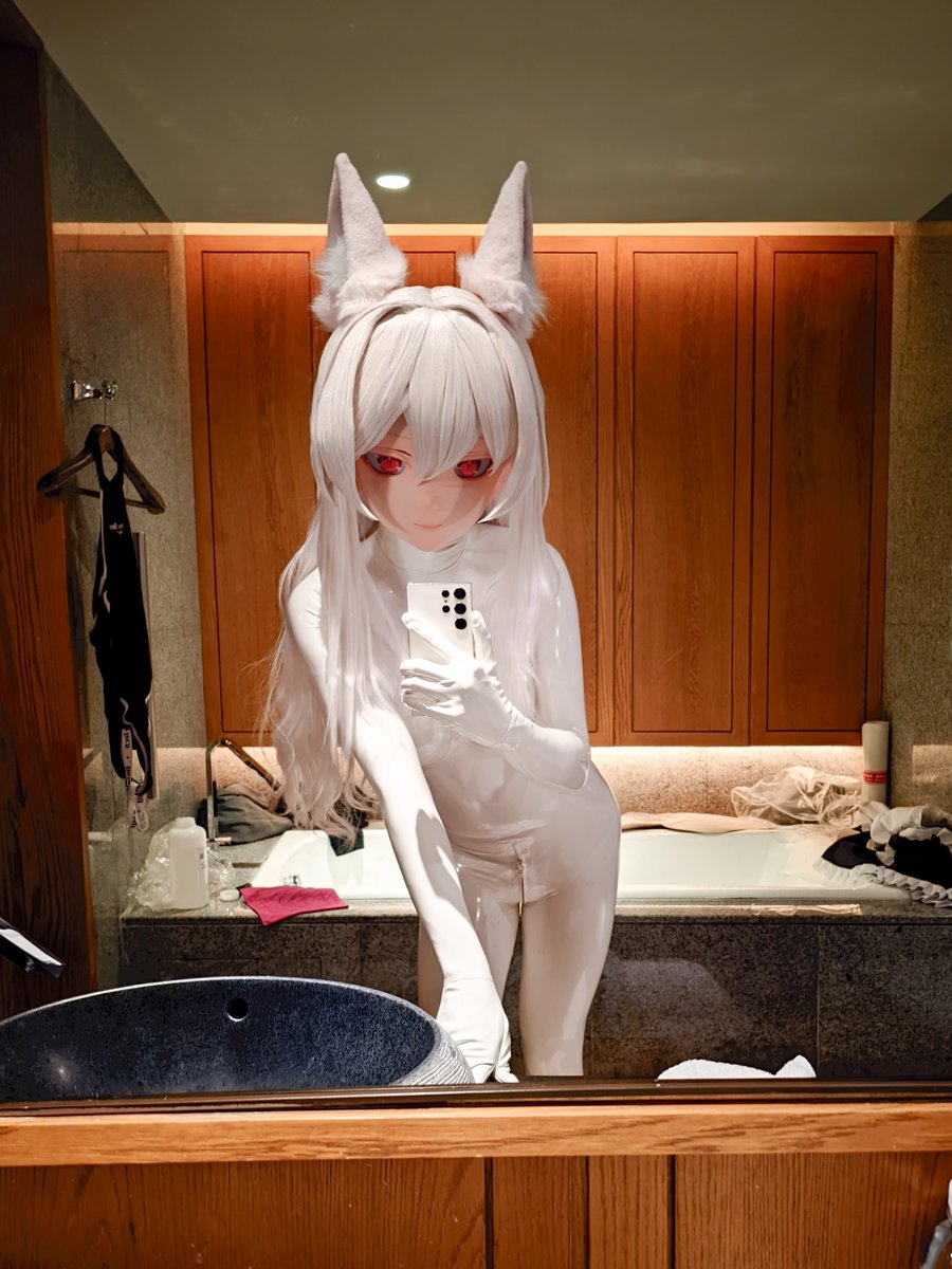 也是穿上白色全身洗碗手套了

😐不过不垫不束是真差点意思