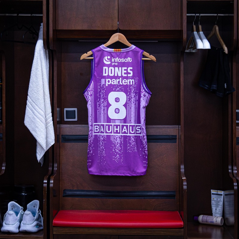 unigirona's tweet photo. A l'espera del clàssic, us presentem la nova samarreta del Dia Internacional de la Dona! 💜

La samarreta sense personalitzar s'entrega amb el dorsal 8 i el nom DONES.

📅  Vols tenir-la pel partit del 9 de març? Fes la teva comanda abans del 2 de març

#SomhiUni #ElPartitDeTotes