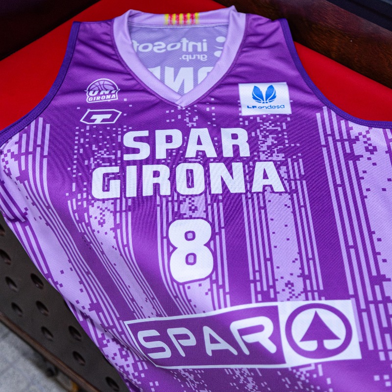 unigirona's tweet photo. A l'espera del clàssic, us presentem la nova samarreta del Dia Internacional de la Dona! 💜

La samarreta sense personalitzar s'entrega amb el dorsal 8 i el nom DONES.

📅  Vols tenir-la pel partit del 9 de març? Fes la teva comanda abans del 2 de març

#SomhiUni #ElPartitDeTotes
