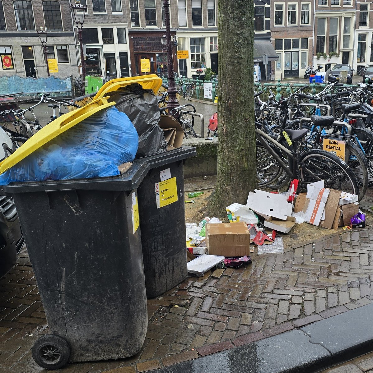 MarcelDellebeke's tweet photo. #Wallen #Amsterdam #centrum zaterdagochtend, in een foto samengevat
#dumpzone #vuilnisbelt #ongediertecultivering #hahahandhaving
#hopeloos https://t.co/fA8p07sciG