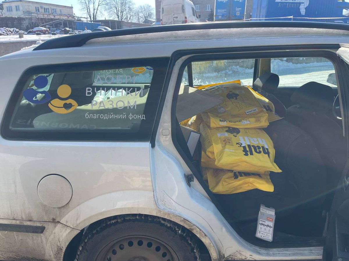 dobri_vchynky's tweet photo. We have just received incredible assistance from our partners "Suzirya" - a large batch of food for homeless animals! And, of course, our volunteers wasted no time and immediately set out to help.
#Volunteer #HelpingAnimals #HomelessAnimals #Ukraine https://t.co/KRrdIvyOxO