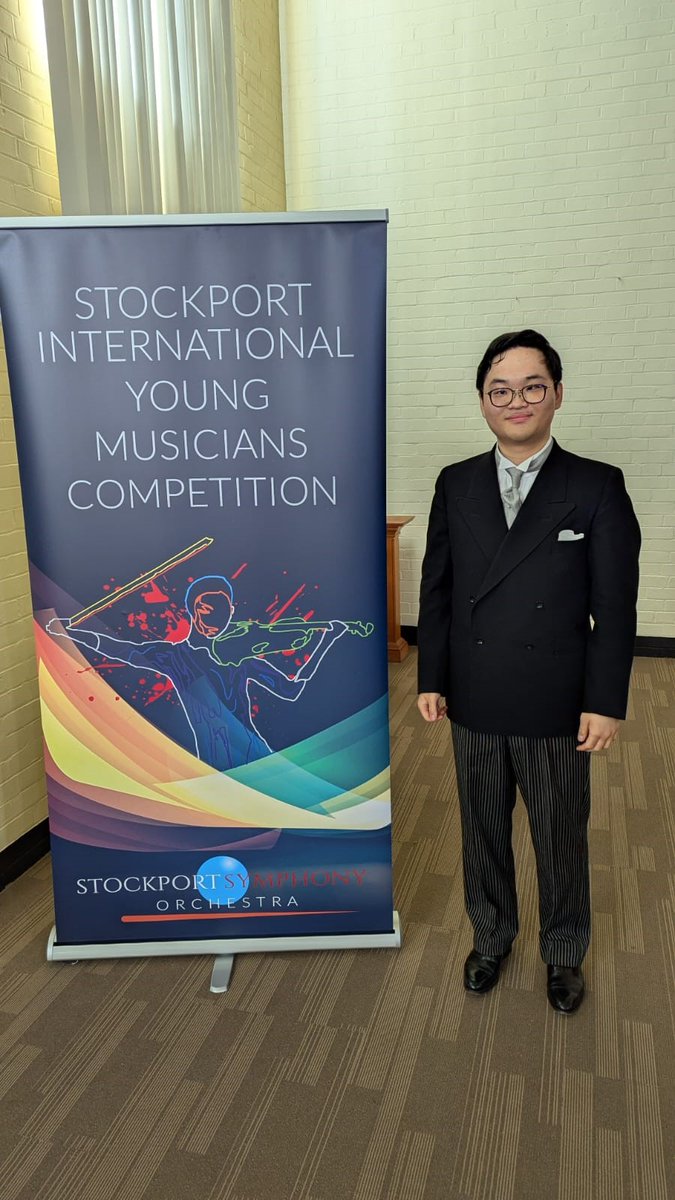 Our first competitor is Doomin Kim. 

He started to play the piano at the age of seven.  In 2016, he decided to move to Paris and study with Michael Wladkowski at the École Normale de Musique where he obtained the Superior Diploma of Chamber music  and  the Artist Diploma.