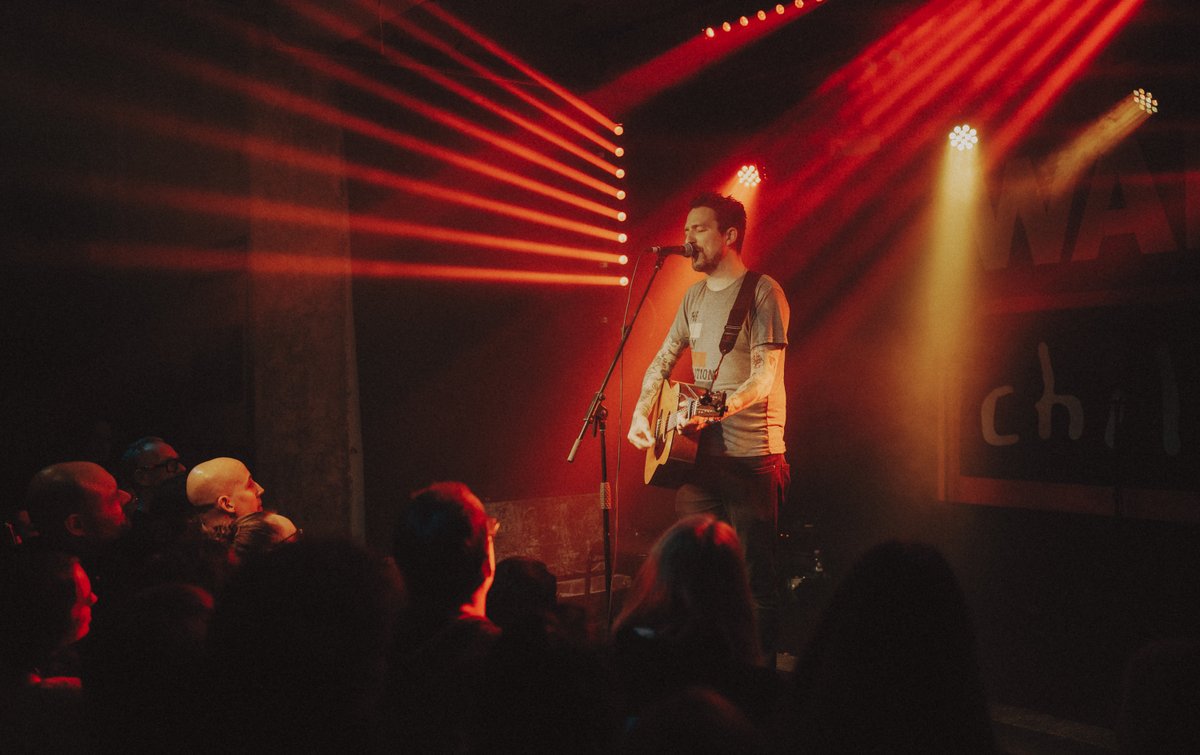 Xtra_Mile's tweet photo. Super fun gig last night - @frankturner's Show 2999 at @93FeetEast for @WarChildUK #BRITsWeek. Tonight's the big one - Show 3000 at Alexander Palace!
Who's coming?
Pix - https://t.co/qqNdmyEkMF https://t.co/t3s2zsSTXf