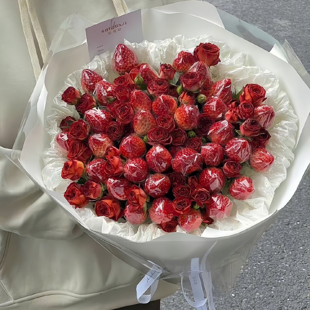 thingsofbeau's tweet image. strawberry bucket🍓