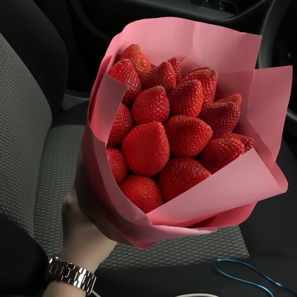 thingsofbeau's tweet image. strawberry bucket🍓