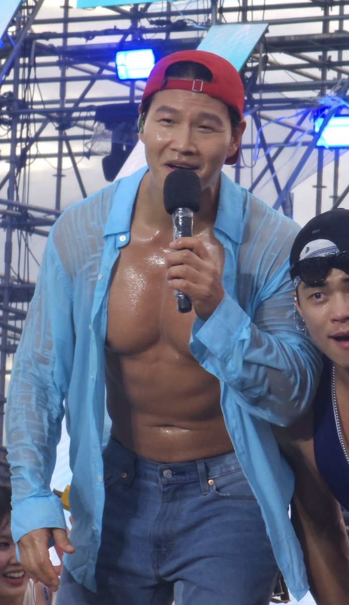 Umuulan ng pandesal😆
#KIMJONGKOOK
#WATERBOMBMANILA2025
