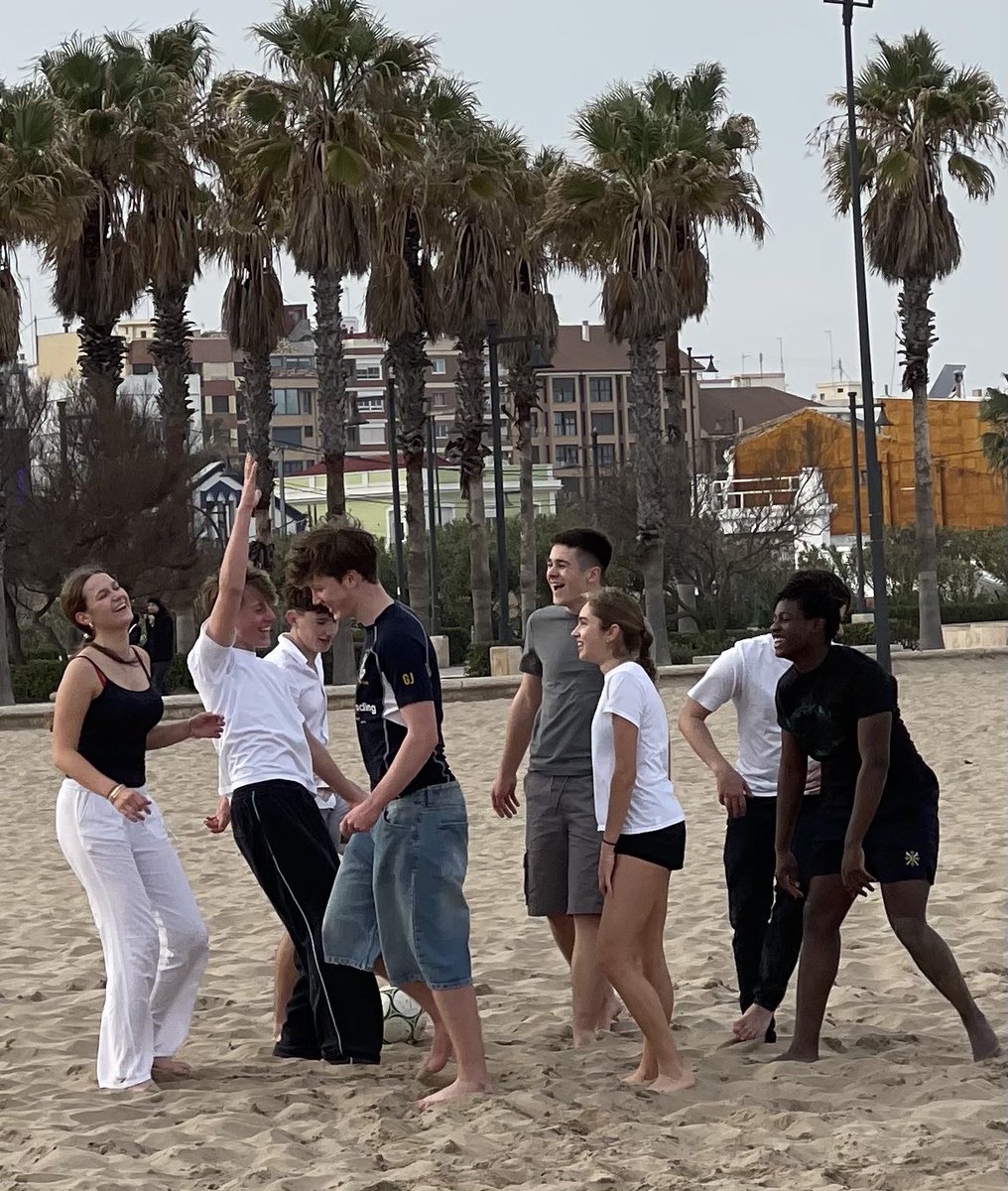 ElthamCLang's tweet photo. Day 5 in València: the students travelled by bike to the Ciutat de les Arts i les Ciències to watch an IMAX documentary and cruise the Science Museum. The day ended with some games and sun at the Playa! https://t.co/qfvNDguLSv